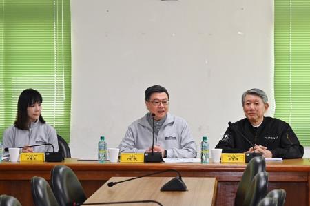 卓院長今（27）日慰勉「高雄興達電廠春節大修員工」照片共6張