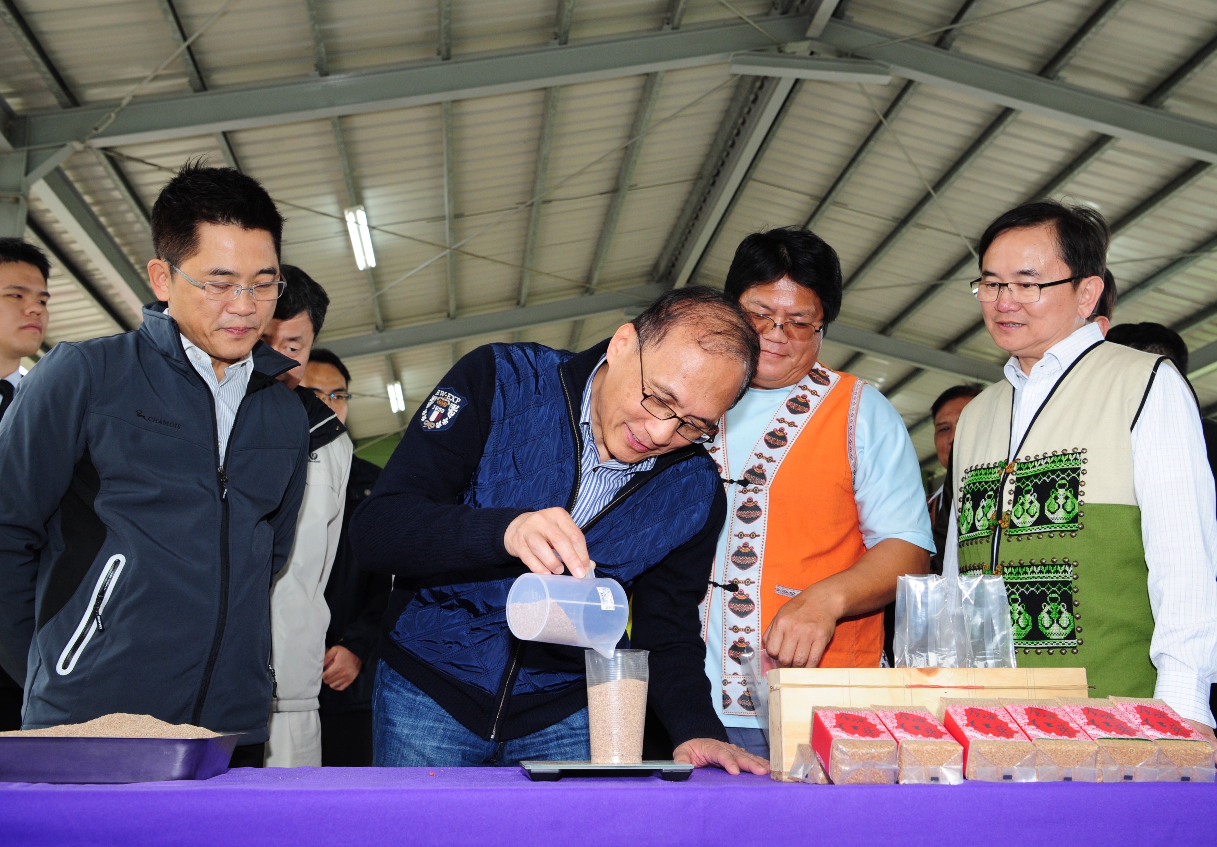 林揆參訪原住民族傳統作物產業現況  盼提升在地經濟附加價值