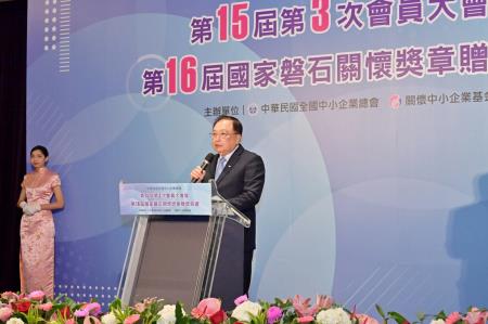 2024年6月26日行政院長卓榮泰出席「中華民國全國中小企業總會第15屆第3次會員大會暨第16屆國家磐石關懷獎章贈獎典禮」。　共7張