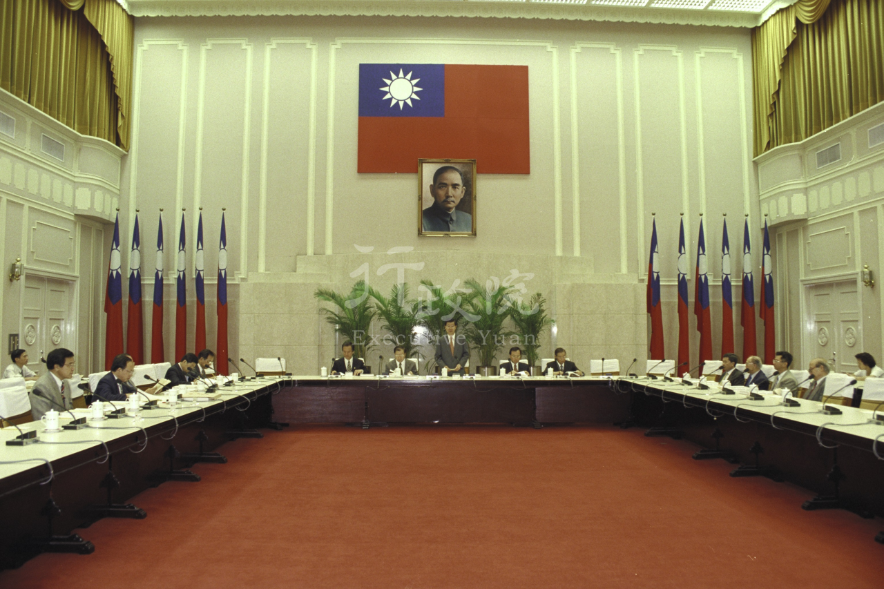 1998年7月18日行政院長蕭萬長主持抗日戰爭暨台灣光復紀念建碑會議 共1張 　共1張