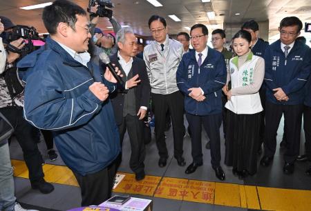 2024年3月12日行政院副院長鄭文燦視察桃園機場捷運及TPASS使用情況_240312_2_0　共7張