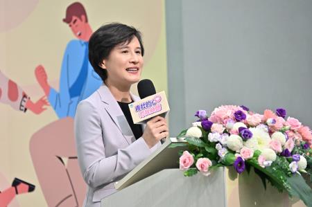 2024年7月19日行政院副院長鄭麗君出席衛福部「15-45歲青壯世代心理健康支持方案」發布記者會。　共3張