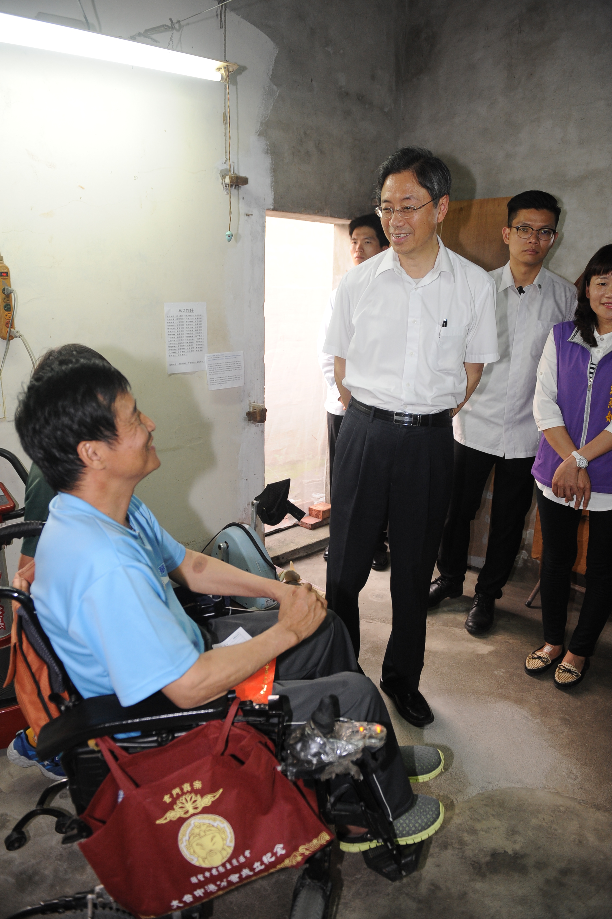 探視長期照護家庭 張揆：持續強化長照配套措施　 　共2張