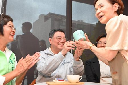 2026年8月15日行政院長卓榮泰參訪左鄰秀家人照顧咖啡館 　共8張