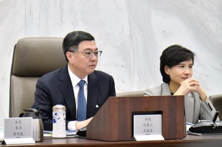 2024年9月5日行政院長卓榮泰主持中央災害防救會報第50次會議 　共4張