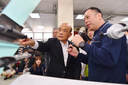 2020年2月14日行政院長蘇貞昌視察口罩設備生產新機組4.jpg