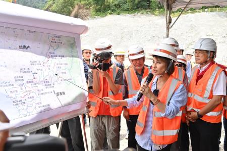 2024年8月2日行政院長卓榮泰視察明霸克露橋災損暨後續復原情形