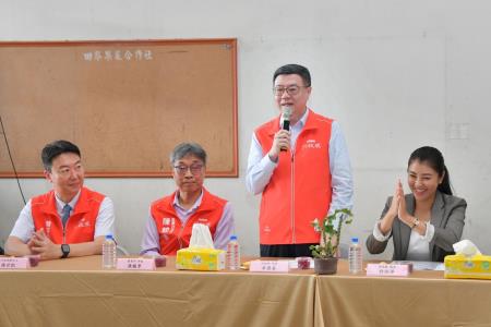 2024年7月13日_2行政院長卓榮泰視察紅龍果外銷供果園2　共10張