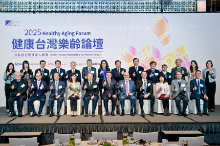 2025年2月11日行政院長卓榮泰出席「2025 健康台灣樂齡論壇：公私協力促進全人健康」開幕典禮2 　共4張