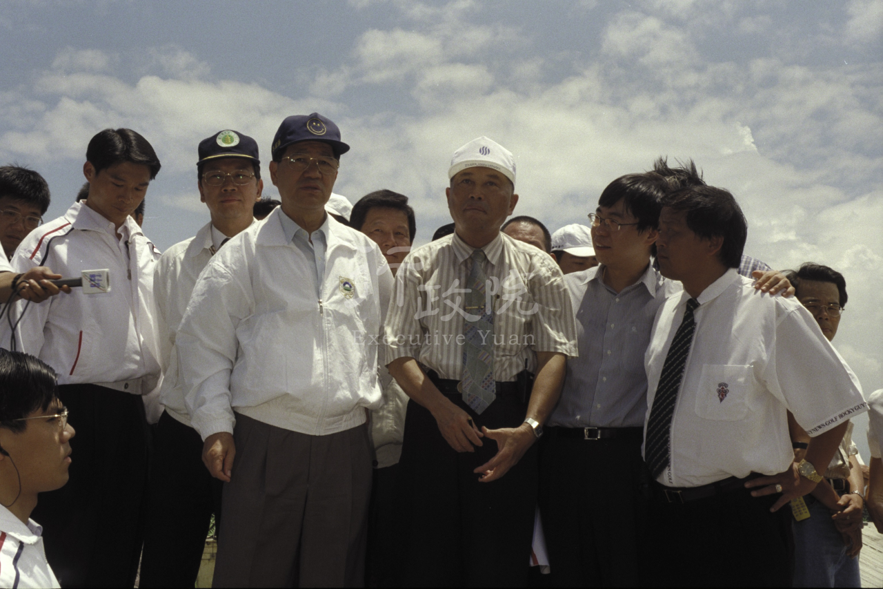 1999年8月10日行政院長蕭萬長視察雲林縣淹水情形 共1張 　共1張