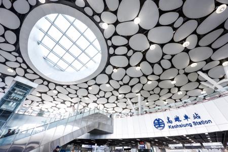 2024年12月28日行政院長卓榮泰出席「飛越車頭 圓夢啟程–高雄新車站廣場成圓天棚啟用典禮」。　共9張