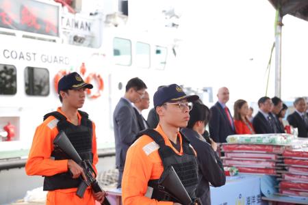 2026年1月30日行政院長卓榮泰出席「緝獲金昌隆貨輪走私毒品聯合記者會」暨春節前視導 　共6張