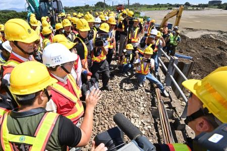 2024年8月1日行政院長卓榮泰視察臺鐵後壁至南靖段鐵路路基沖毀搶修情形