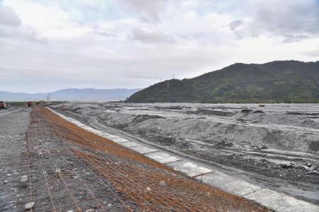 2025年11月29日行政院長卓榮泰視察馬太鞍溪左岸河川堤防搶修搶險情形 　共11張