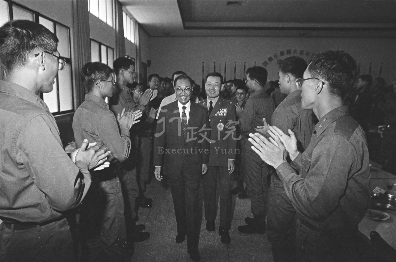 1984年8月11日行政院院長俞國華巡視成功嶺 共1張 　共1張