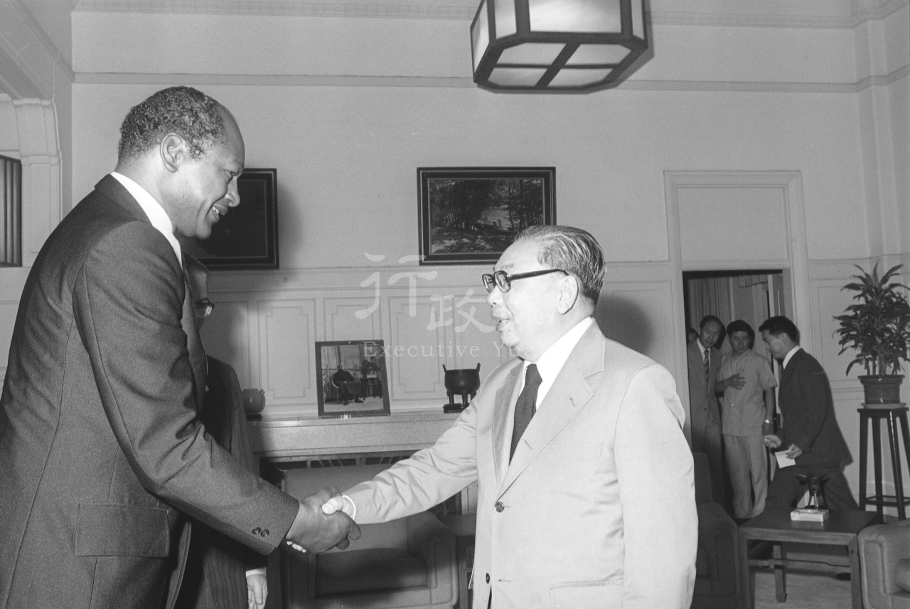 1977年9月22日行政院院長蔣經國接見洛杉磯市市長白瑞德萊 共2張 　共2張