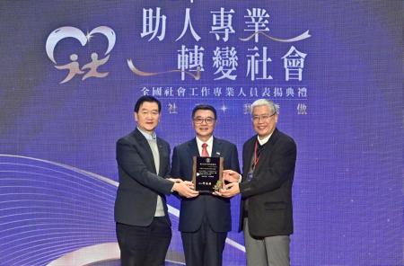 卓院長今(31)日出席114年全國社工專業人員表揚典禮照片 共6張_2