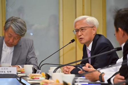 2025年4月13日行政院長卓榮泰出席高雄產業座談會_7 　共10張