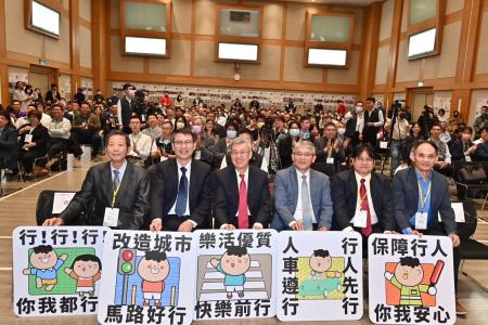 2023年11月15日行政院長陳建仁出席「2023馬路好行評選」論壇暨頒獎典禮8　共9張