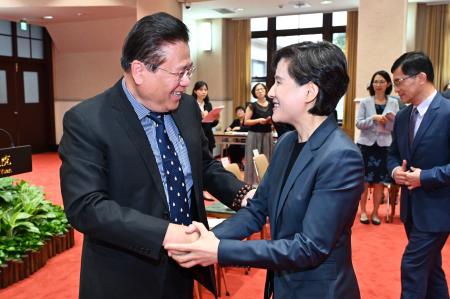 2025年10月30日行政院副院長鄭麗君接見金商獎中外得獎企業一行 　共8張