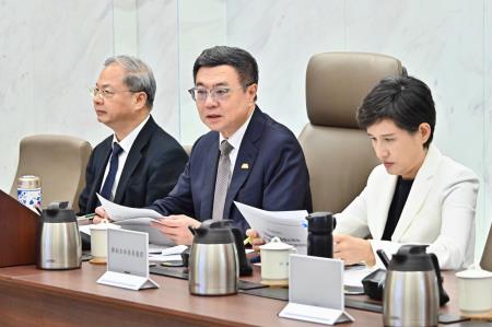 2024年10月17日行政院長卓榮泰主持行政院經濟發展委員會第2次會議。 　共7張