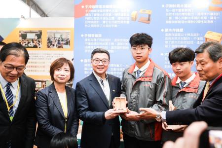 2025年1月4日行政院長卓榮泰出席「更生八十 溫暖有感 以愛復歸」保護成果展暨更生年貨大街　共8張