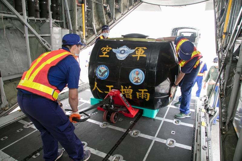 空軍協助人工增雨情形 　共8張