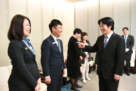 1071025行政院長賴清德接見「中華民國第56屆十大傑出青年」_S__884743 　共6張