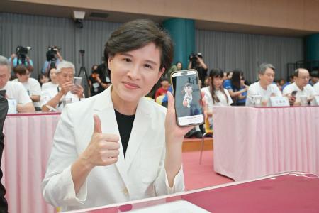 2024年8月23日行政院副院長鄭麗君出席「中華電信女籃五十週年慶典」　共5張