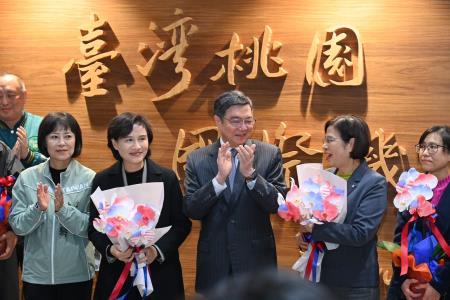 2026年1月19日行政院長卓榮泰赴桃園機場迎接鄭麗君副院長一行 凱旋歸國 　共7張