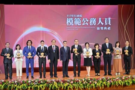 卓院長今(13)日出席113年行政院模範公務人員頒獎典禮照片 共9張　共10張