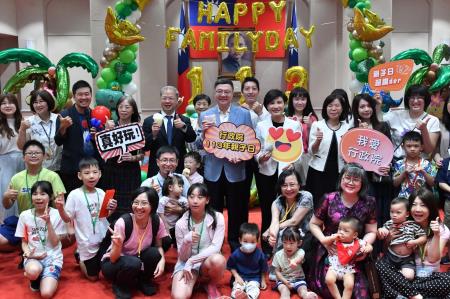行政院長卓榮泰出席行政院親子日活動　共10張