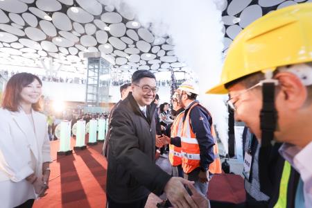 2024年12月28日行政院長卓榮泰出席「飛越車頭 圓夢啟程–高雄新車站廣場成圓天棚啟用典禮」。　共9張