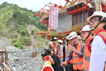 2024年8月2日行政院長卓榮泰視察明霸克露橋災損暨後續復原情形