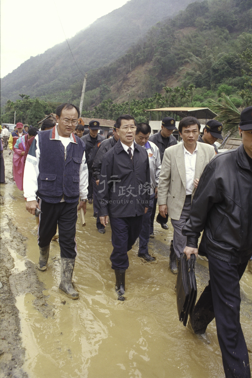 2000年2月24日行政院長蕭萬長視察南投國姓鄉土石流情形 共1張 　共1張