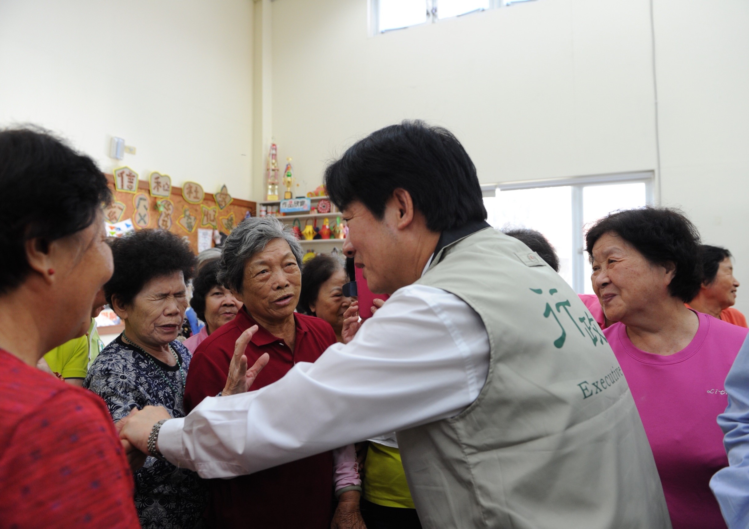 訪視屏東大鵬灣及社區型長照據點  賴揆：中央積極協助地方解決問題 　共9張