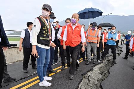 2022年9月19日行政院長蘇貞昌視察玉里高寮大橋受損情形 　共6張