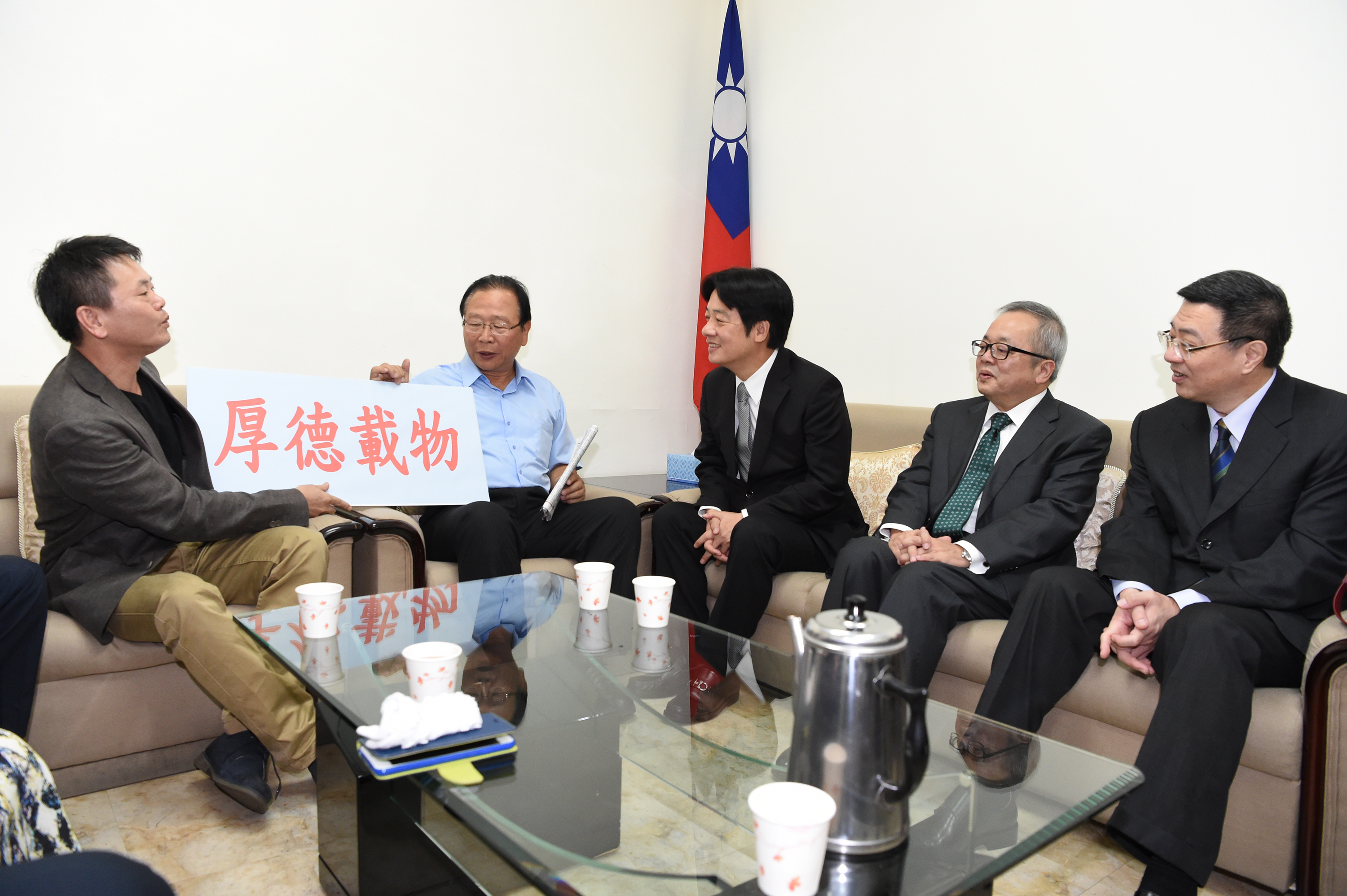 賴揆今拜會立院黨團 提出三項期許 盼為台灣開創新局 　共13張