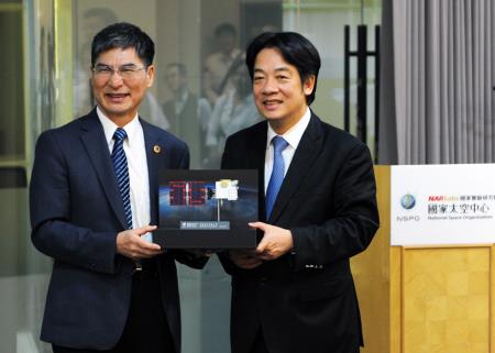 2018年8月3日行政院長賴清德視察「福衛七號運送前準備作業」。107.8.3S__39821320