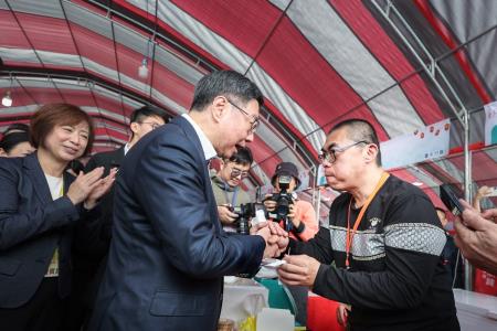 2025年1月4日行政院長卓榮泰出席「更生八十 溫暖有感 以愛復歸」保護成果展暨更生年貨大街　共8張