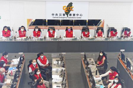 2021年9月11日行政院長蘇貞昌視察「璨樹颱風中央災害應變中心」_2　共2張