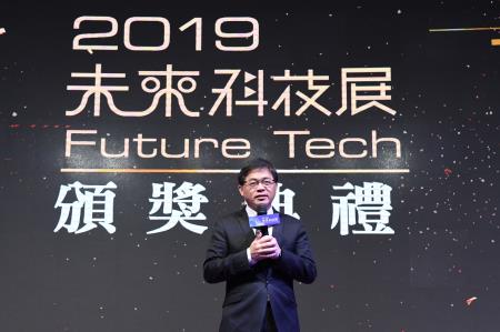 2019年12月8日行政院秘書長李孟諺出席「2019未來科技展」S__2474068　共4張