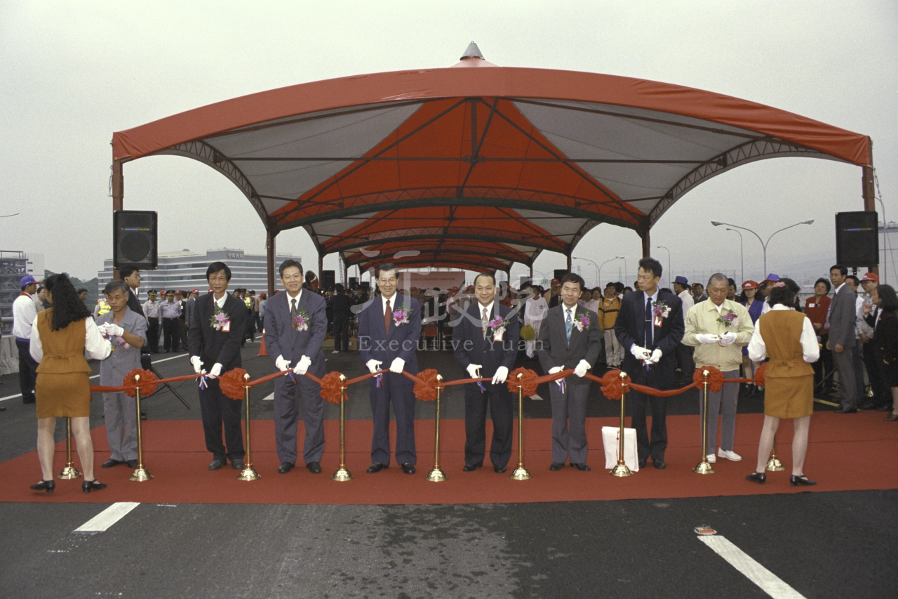 1997年10月30日行政院長蕭萬長參加中山高速公路汐止、五股高架路段全線通車典禮 共1張 　共1張