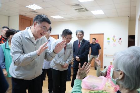 2026年6月10日行政院長卓榮泰訪視靈糧堂基隆市七堵失智症團體家屋 　共5張