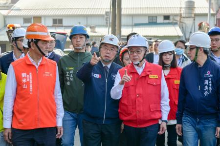 2025年1月21日行政院長卓榮泰視察台南市玉井大廈受損情形。