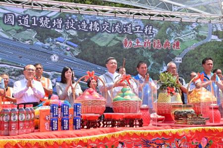 2025年8月18日行政院長卓榮泰出席國道1號增設造橋交流道工程祈福動土典禮。 　共7張