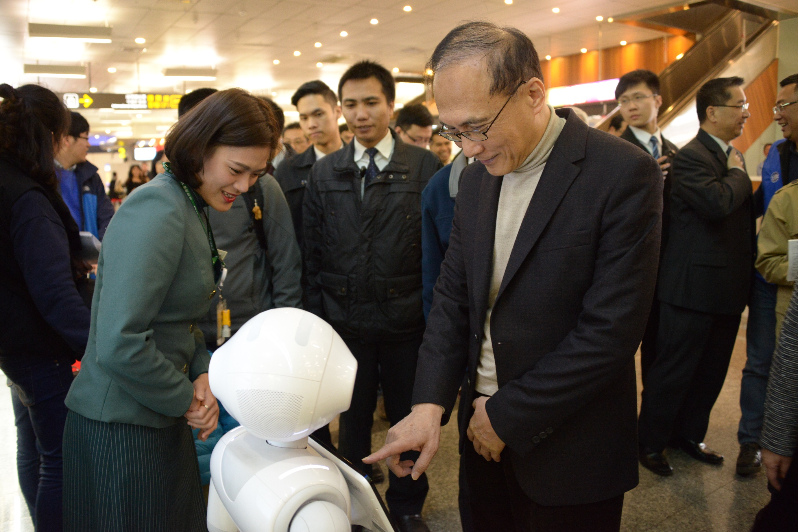 關心春節疏運情形 林揆期勉完備應變機制使民眾返鄉出遊平安順暢 　共8張