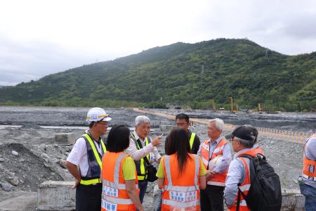 2025年10月25日行政院長卓榮泰視察「馬太鞍溪橋重建、馬太鞍溪上下游疏濬復建」工程進度 　共7張