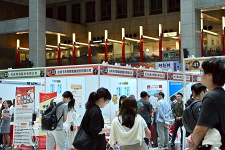 2026年4月11日行政院長卓榮泰出席「2026年僑生就業博覽會」 　共7張