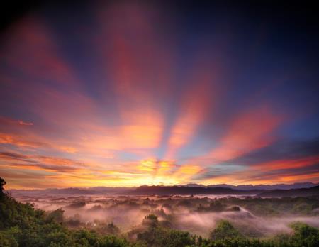 臺南二寮日出，霞光雲彩，瞬息萬變，美不勝收。（圖／西拉雅國家風景區提供）